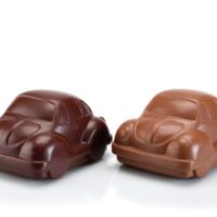Figuras de chocolate negro 71% de cacao y chocolate con leche 45% de cacao. $5.40