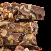 Mezcla de chocolate y frutos secos, disponible en chocolate negro 71% de cacao, en chocolate con leche 45% de cacao y chocolate blanco.
$6,25/100gr