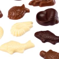 Disponible en chocolate negro 71% de cacao, chocolate con leche 45% de cacao, y chocolate blanco.
$5,35 los 100gr