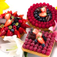 Descubre nuestras tartas de frutas frescas. Frutillas, frutos rojos, frambuesas, frambuesas y arándanos, coctel de frutas, usted puede personalizar su tarta según su gusto.