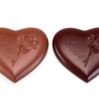 Bomboneras en forma de corazón, elaboradas en chocolate negro 71% de cacao y en chocolate con leche 45% de cacao.
$ 5,50 sin los productos escogidos para rellenar la bombonera.