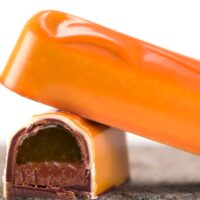 Chocolate relleno de una ganache de chocolate con maracuyá asociada a un confit de maracuyá.   $6,45 – 100gr