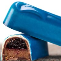Chocolate relleno de praliné de avellana con un confit de Blueberry.   
$6,45 – 100gr