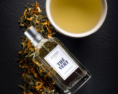 El té verde Sencha es el té el más popular en Japón. De sabor refrescante y sedoso, es un té “detoxificante” y energizante. Combinado con un toque de piel de naranja, pétalos de caléndula y esencia de bergamota, obtenemos una experiencia refrescante y cítrica única.
Tiempo de infusión recomendado:  3 a 4 minutos.