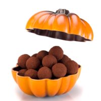 Bomboneras elaboradas en chocolate negro 71% de cacao y en chocolate blanco para rellenar a su gusto con chocolates, grageas, macarrones, minis galletas, etc.
$12,95