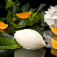 Helado perfumando con ralladura de mandarina y esencia natural de flor de jazmín