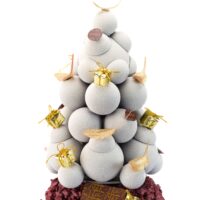 « Nouveauté 2022 »
Árbol navideño elaborado en chocolate negro 71% de cacao sobre una base de chocolate y almendras, decorado de elementos dorados.
$46,85