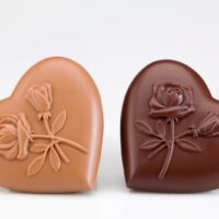 Corazones elaborados en chocolate negro 71% de cacao y en chocolate con leche 45% de cacao.
$ 4,26