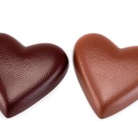 Corazones elaborados en chocolate negro 71% de cacao y en chocolate con leche 45% de cacao.
$ 4,26