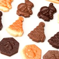 Figuritas navideñas vendidas al peso, disponible en chocolate negro 71% de cacao, chocolate con leche 45% de cacao y chocolate blanco.
$6,95 los 100gr