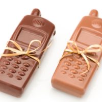 Figuras de chocolate negro 71% de cacao y chocolate con leche 45% de cacao. $4.10