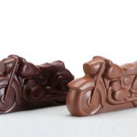 Figuras de chocolate negro 71% de cacao y chocolate con leche 45% de cacao. $5.65