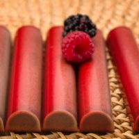 Barra de chocolate rellena de praliné de avellana y confit de mora y frambuesa.
$6,45/100gr
