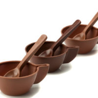 Figuras de chocolate negro 71% de cacao y chocolate con leche 45% de cacao. $3,65
