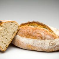 Hace parte integrante de los panes franceses. Su nombre “pan bastardo” proviene de su formato entre la baguette y el pan grueso, el cual aporta una proporción equilibrada entre la miga y la corteza. (Contiene solamente 0,2% de levadura.) $2,85