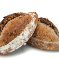 Pan elaborado con harina de trigo, harina de centeno y levain. Debido a su contenido alto en frutos secos y cereales (pasas rubias, almendras, nueces, arándanos semi deshidratados, ajonjolí, linaza y pepa de sambo), es una fuente de vitaminas y energía. Ideal para los desayunos, y para acompañar los quesos, el Foie Gras, terrinas y patés.
(Contiene solamente 0,4% de levadura.)
$4,10