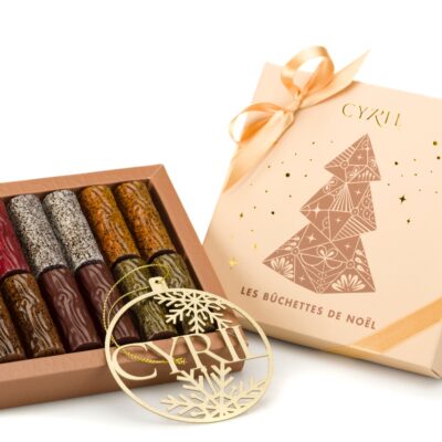 Una nueva oferta irresistible e indispensable para este año 2024. Chef Cyril ha creado una caja de 12 chocolates en forma de tronquitos (6 variedades, dos de cada uno). Para culminar el efecto de sorpresa y la magia navideña, esta caja encierra también un adorno de metal dorado, ideal para embellecer la decoración de sus árboles navideños.
$24,00