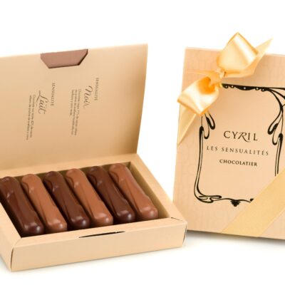 Caja de 6 unidades
$18,95
Sensualité Noir : chocolate negro 71% de cacao relleno de praliné de avellana hojaldrado con badiana y anís verde.
Sensualité Lait : chocolate con leche 42% de cacao relleno de praliné de avellana y coco.