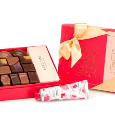 “Symbiose Des Sens” es el resultado de una alianza entre dos marcas, Cyril Boutique y L’Occitane en Provence. El diseño, sinónimo de alta costura, elegante y hermoso, encierra en esta caja dos regalos excepcionales:  - 32 chocolates variados, con dos creaciones nuevas y exclusivas: un chocolate negro relleno de praliné de almendra elaborado con flores de lavanda; y un chocolate negro relleno de praliné de avellana enlazado con un confit de mandarina y maracuyá. - Una caja con un tubo de crema para manos de 30ml de L’Occitane en Provence. 
$39,95