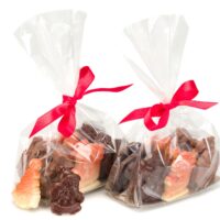 Figuritas navideñas vendidas al peso, disponible en chocolate negro 71% de cacao, chocolate con leche 45% de cacao y chocolate blanco.
$8,65 la funda de 100gr