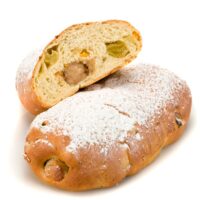 Pan dulce elaborado con masa fermentada, mezcla de especias navideñas, ralladura de limón, pasas rubias y negras flambeadas con ron dorado y canela, naranja y limón enconfitados, relleno de un mazapán de almendra y avellana, cubierto de azúcar de canela.
 $7,95