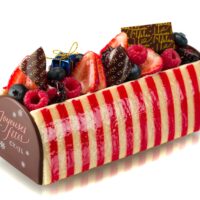 Bizcocho de almendra (Joconde) dos colores, bizcocho de limón amarillo, confit de frutilla y ruibarbo, bavaroise perfumada con vainilla natural, frutos rojos frescos.
Sugerencia del Chef, sacar del refrigerador media hora antes de consumir.