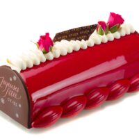 Bizcocho de almendra y toronja roja, suprema de leche de almendra, jalea de toronja roja, mousse ligera perfumada con esencia natural de pétalos de rosa, glaseado de rosa color rojo.
Sugerencia del Chef, sacar del refrigerador media hora antes de consumir.