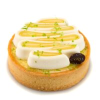Masa azucarada
Bizcocho de limón verde y mandarina
Crema de limón verde y mandarina
Glaseado de limón
Mousse ligera perfumada con pepa de tonka
Jalea de limón y mandarina
Ralladura fresca de limón verde.
Recomendación del Chef Cyril, sacar del refrigerador media hora antes de consumir.
$5,35