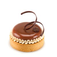 Masa azucarada
Bizcocho de café mojado con almíbar de café
Ganache de chocolate negro
Bavaroise de café
Glaseado de chocolate
Chantilly de café.
Recomendación del Chef Cyril, sacar del refrigerador una hora antes de consumir.
$5,55