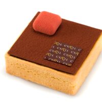 Masa “sablée”
Bizcocho de chocolate negro semi-cocido
Ganache de chocolate negro 69% de cacao origen Ecuador
Crema untuosa de chocolate negro 69% de cacao origen Ecuador
Lámina de chocolate 71% de cacao origen Ecuador
Cacao en polvo
Mousse de chocolate negro
Recomendación del Chef Cyril, sacar del refrigerador una hora antes de consumir.
$5,55