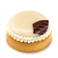 Masa azucarada
Bizcocho de almendra
Ganache de chocolate blanco y vainilla elaborada con leche de almendra
Mousse ligera con infusión en frío de almendra tostada, glaseado de almendra, crema chantilly de vainilla.
Recomendación del Chef Cyril, sacar del refrigerador una hora antes de consumir.
$5,35