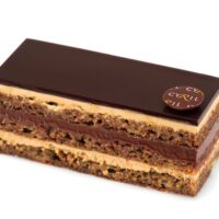 Bizcocho “Joconde” (almendra)
Crema de café
Ganache de chocolate 58% de cacao
Glaseado de chocolate negro
Sugerencia: sacar del frío veinte minutos antes de servir.
$4,95 Unid.