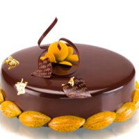 -	Bizcocho de mandarina
-	Bizcocho de chocolate con base de mazapán
-	Crème brûlée perfumada con ralladura de mandarina
-	Mousse de chocolate
-	Glaseado de chocolate.
Recomendación del Chef Cyril, sacar del refrigerador una hora antes de consumir.