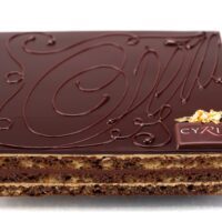 Bizcocho “Joconde” (almendra)
Crema de café
Ganache de chocolate 58% de cacao
Glaseado de chocolate negro