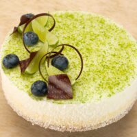 •	Masa de galleta especial Cheesecake
	•	New York Cheesecake perfumado con ralladura de limón amarillo
	•	Bizcocho de limón verde
	•	Mousse de limón amarillo
	•	Glaseado de limón verde
Recomendación del Chef Cyril, sacar del refrigerador media hora antes de consumir.