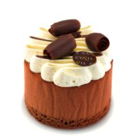 Bizcocho de chocolate con base de mazapán, mojado con almíbar de Kirsh
Compota de mora fresca
Cremoso de vainilla
Mousse de chocolate con masa bomba
Chantilly de vainilla.
Recomendación del Chef Cyril, sacar del refrigerador cuarenta minutos antes de consumir.
$5,55