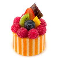 Bizcocho Joconde (almendra) dos colores
Confit de mango y maracuyá
Mousse de coco
Frutas frescas.
Recomendación del Chef Cyril, sacar del refrigerador media hora antes de consumir.
$5.35