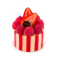 Bizcocho Joconde (alemndra) dos colores
Compota de ruibarbo
Mousse de frutilla
Frambuesas y frutillas frescas.
Recomendación del Chef Cyril, sacar del refrigerador media hora antes de consumir.
$5.35