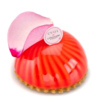 Masa espéculoos
Bizcocho de almendra
Peras escalfadas en almíbar con vainilla natural y especias
Cremoso de caramelo
Mousse ligera perfumada con esencia natural de pétalos de rosas orgánicas
Glaseado de rosa y vainilla.
Recomendación del Chef Cyril, sacar del refrigerador media hora antes de consumir.
$5.35
