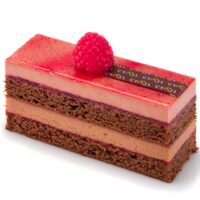 Bizcocho de chocolate negro con base de mazapán
Compota de frambuesa
Mousse de chocolate negro con base de masa bomba
Mousse de chocolate con leche y frambuesa
Glaseado.
Recomendación del Chef Cyril, sacar del refrigerador media hora antes de consumir.
$4,95