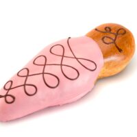 Guagua de pan rellena de mermelada de frutilla y ruibarbo, cubierta de chocolate rosada 33% de cacao (con polvo de mora deshidratado).
$4,85