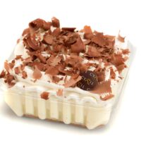 •	Bizcocho “Cuchara”
	•	Salsa tres leches perfumada con vainilla natural
	•	Crema Chantilly perfumada con vainilla natural
	•	Virutas de chocolate negro 70% de cacao origen Ecuador
Sugerencia: servir frío.
$5,35