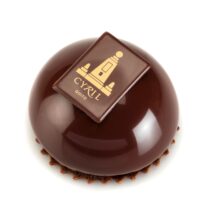 “Quito”, la nueva creación de chef Cyril! Un postre protagonizado por dos ingredientes emblemáticos del Ecuador: El chocolate ecuatoriano, poderoso, aromático y con notas florales y amaderadas - y la fruta de la pasión, fresca y vibrante, presentada en diversas texturas. El diseño es sencillo y elegante con una tableta de chocolate con la representación de la Mitad del Mundo, un ícono arquitectónico del Ecuador.

Composición: Masa sablée de chocolate, bizcocho de chocolate sin harina, crema de maracuyá, jalea de maracuyá, bavaroise de chocolate negro 69% de cacao, glaseado de chocolate, placa de chocolate 71% de cacao.
Recomendación del Chef Cyril, sacar del refrigerador cuarenta minutos antes de consumir.
$5,55