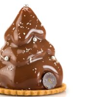 Masa spéculoos
Bizcocho de naranja
Confit de naranja y maracuyá
Mousse de chocolate
Glaseado de chocolate
Perlas plateadas
Recomendación del Chef Cyril, sacar del refrigerador una hora antes de consumir.
$5,35