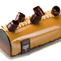 Bizcocho de miel y nuez, sabayón de caramelo, peras escalfadas en almíbar con especias, mousse de chocolate con leche 42% de cacao, glaseado “caramel or”, Chantilly de caramelo.
Sugerencia del Chef, sacar del refrigerador una hora antes de servir.