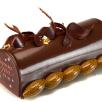 Bizcocho de limón verde y mandarina, crema de limón amarillo, mousse ligera de mandarina, mousse de chocolate, glaseado de chocolate.
Sugerencia del Chef, sacar del refrigerador una hora y media antes de servir.