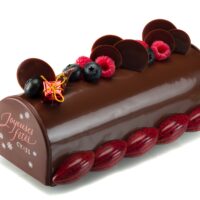 Bizcocho de chocolate negro con base de mazapán, bizcocho de almendra, confit de frutos rojos, suprema perfumado con vainilla natural, mousse de chocolate negro, glaseado rojo.
Sugerencia del Chef, sacar del refrigerador una hora y media antes de servir.