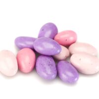 Almendra tostada, envuelta de Gianduja y chocolate con leche, recubierta de una fina capade azúcar