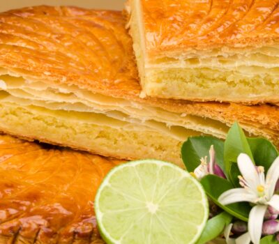 Elaborada con masa hojaldre, rellena de una crema “frangipane” de almendra con ralladura de limón verde, y una pasta de limón amarillo.