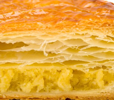 La tradicional galleta de los reyes francesa, elaborada con masa hojaldre y crema “frangipane” de almendra.